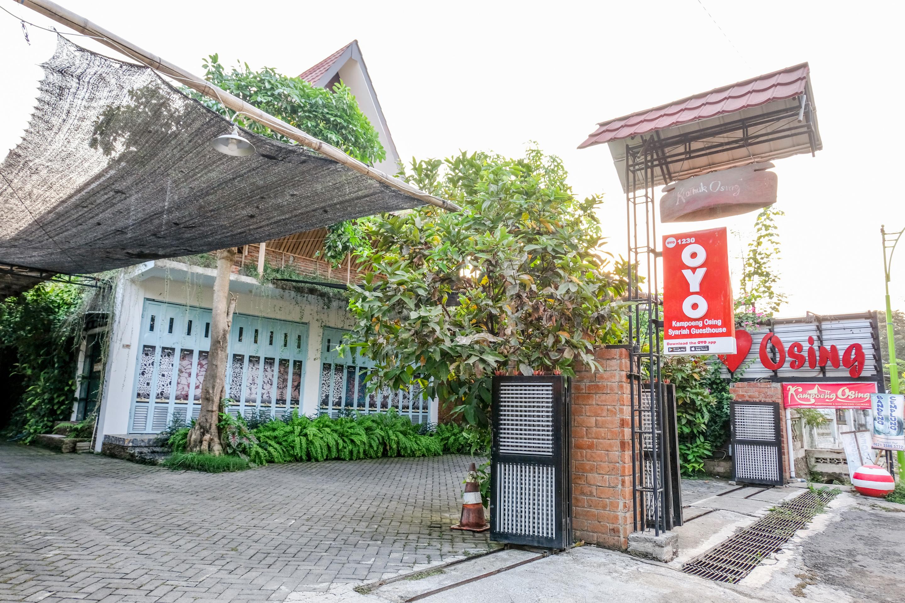 Vaccinated Staff - Oyo 1230 Kampoeng Osing Syariah Guesthouse Banyuwangi  Exterior foto