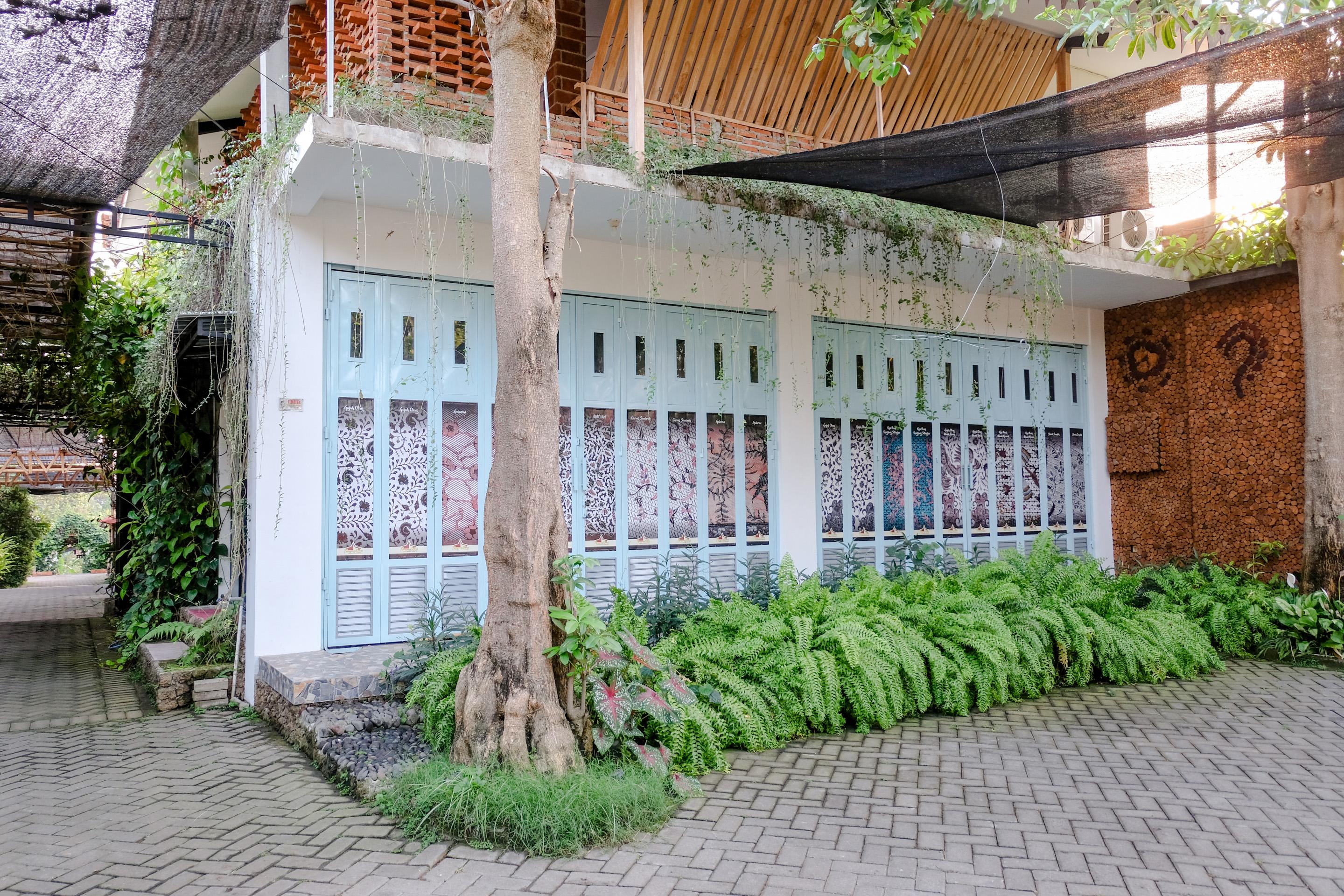 Vaccinated Staff - Oyo 1230 Kampoeng Osing Syariah Guesthouse Banyuwangi  Exterior foto