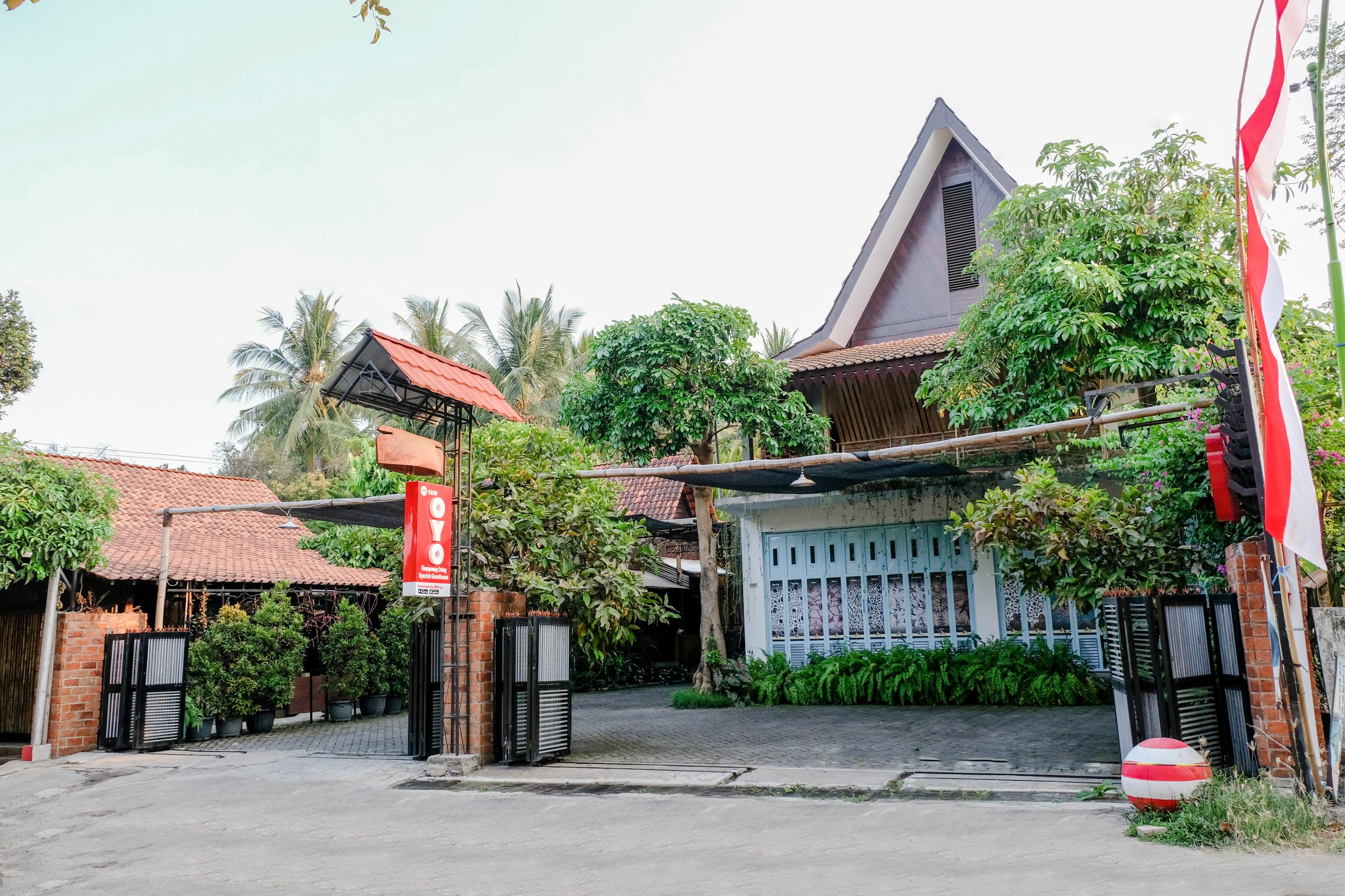 Vaccinated Staff - Oyo 1230 Kampoeng Osing Syariah Guesthouse Banyuwangi  Exterior foto